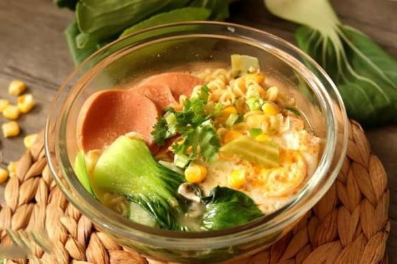Mì gói nóng hổi với rau và trứng chiên