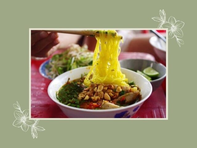 Khay nguyên liệu đặc trưng cho cách nấu mì Quảng Nha Trang với chả cá, trứng cút và rau thơm