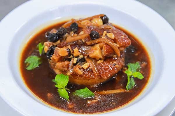 Món khâu nhục người Hoa chuẩn vị với thịt ba chỉ xếp đẹp mắt, cải khô thơm lừng
