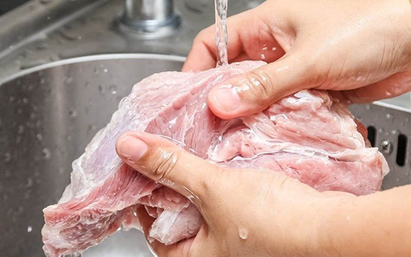 Thịt heo thái miếng chuẩn bị cho món hon