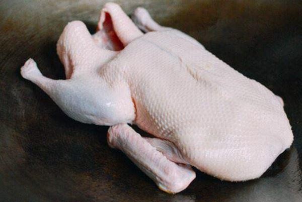 Thịt vịt tươi ngon được sơ chế sạch sẽ để chế biến món ăn