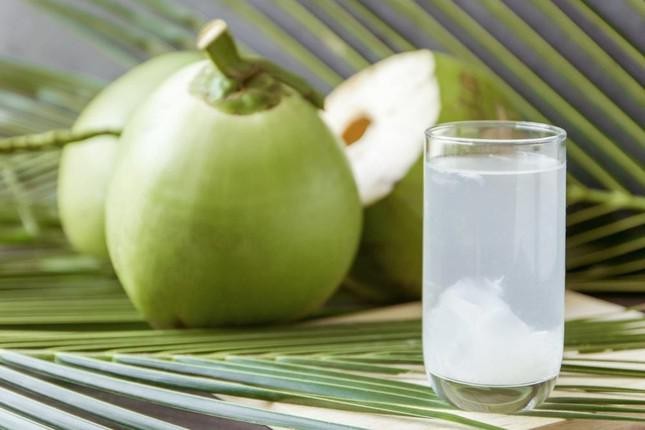 Gia vị và rau thơm bổ sung cho nước lẩu ninh xương thêm đậm đà
