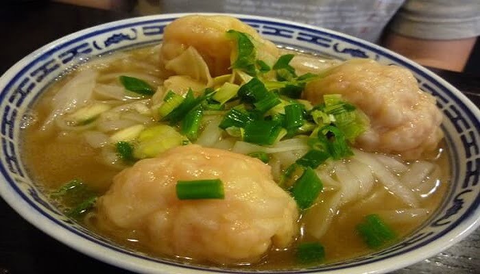 Bát mì hoành thánh nước lèo không xương thanh ngọt, hấp dẫn với topping rau thơm