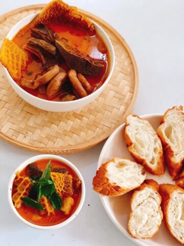 Các nguyên liệu lòng bò tươi ngon đã sơ chế sẵn sàng cho cách nấu món phá lấu chuẩn vị.
