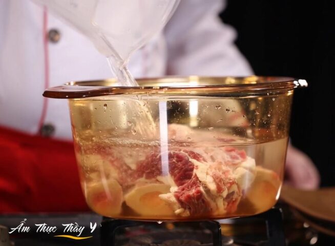 Nồi nước dùng phở việt nam đang hầm xương và thịt bò cho hương vị đậm đà