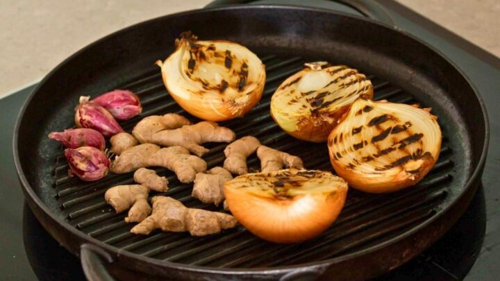 Sơ chế gia vị nấu phở bò bằng nồi áp suất