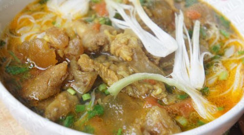 Phở gân bò nóng hổi với gân bò mềm, nước dùng trong veo và rau thơm tươi xanh.