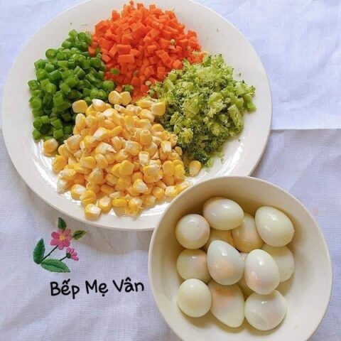 Sơ chế nguyên liệu cơ bản cho món súp tôm trứng gà