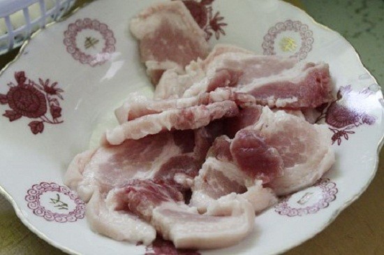 Chuẩn bị nguyên liệu thịt và củ cải để kho