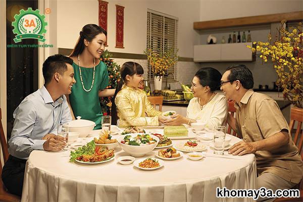Nồi thịt kho tàu nóng hổi, nghi ngút khói, màu sắc hấp dẫn