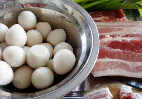 Nguyên liệu tươi ngon chuẩn bị cho món thịt kho trứng với nước dừa: thịt ba chỉ, trứng cút, nước dừa xiêm, hành tỏi ớt.