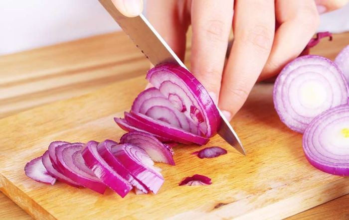 Các nguyên liệu chuẩn bị cho cách nấu thịt lợn nhừ bao gồm hành tím băm nhuyễn để ướp.