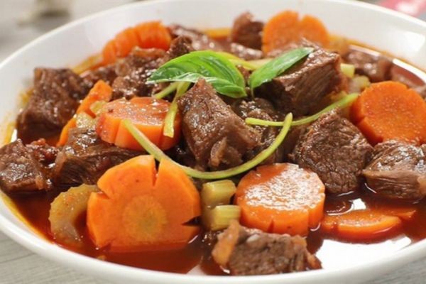 Thịt trâu nấu sốt vang: Món ăn đậm đà hương vị truyền thống Pháp Việt