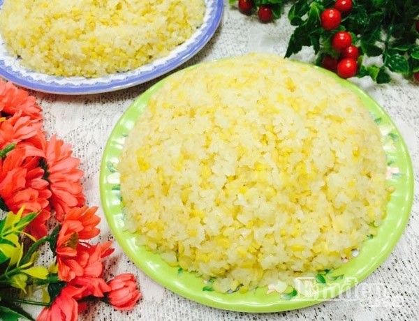 Một đĩa xôi đậu xanh vàng óng, dẻo thơm được trình bày đẹp mắt