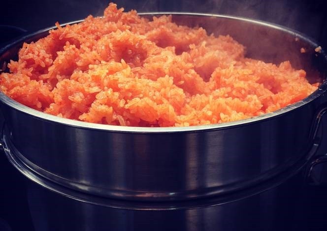Đĩa xôi gấc đỏ tươi, dẻo thơm, là món ngon không thể thiếu trong mâm cỗ ngon