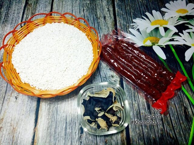 Gạo nếp tươi ngon và lạp xưởng đỏ au chuẩn bị cho món xôi mặn lạp xưởng
