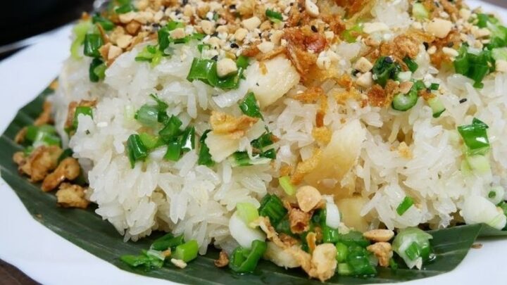 Đĩa xôi ngô mỡ hành dẻo thơm, vàng óng, rắc hành phi và đậu phộng