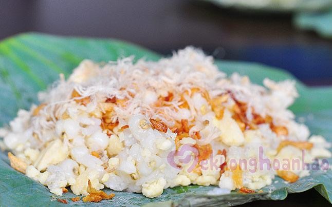 Đĩa xôi bắp chà bông thơm ngon hấp dẫn, trang trí đẹp mắt với hành phi và ruốc thịt, gợi ý cho cách nấu xôi bắp chà chuẩn vị