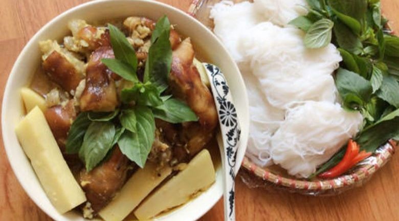 Món canh xương chó nấu măng thơm lừng, hấp dẫn với màu sắc bắt mắt