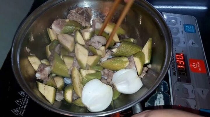 Các bước nấu xương chó với chuối xanh thơm ngon tại nhà
