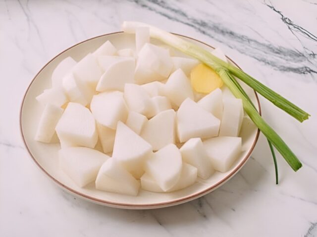 Hướng dẫn cách nấu củ cải trắng luộc: Các bước thái củ cải đơn giản