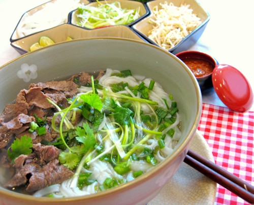 Tô phở bò xào lăn nóng hổi với thịt bò mềm và rau thơm