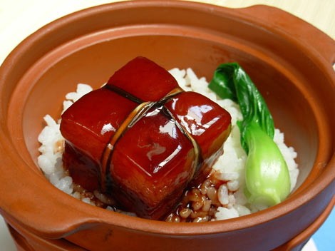 Thịt heo hầm mềm ngon, đậm đà màu cánh gián