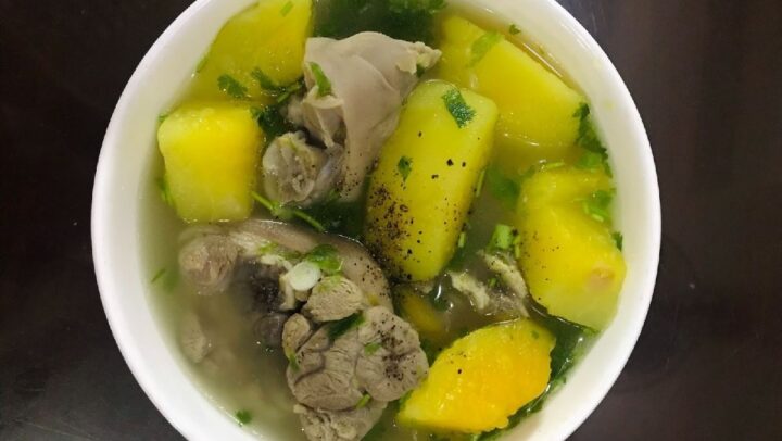 Món canh đu đủ hầm giò heo thơm ngon, bổ dưỡng với màu sắc hấp dẫn