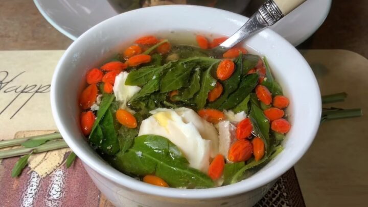 Hình ảnh tô canh kỷ tử bổ dưỡng, món ăn giúp sáng mắt và đẹp da