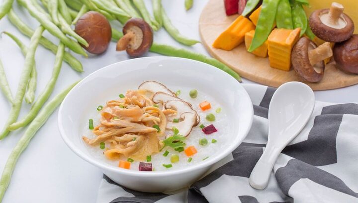 Cháo dinh dưỡng từ gói ăn liền kèm trứng, cung cấp năng lượng cho bữa sáng