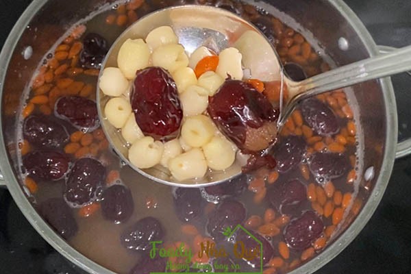 Nguyên liệu chính chuẩn bị cho cách nấu chè táo đỏ kỷ tử: táo đỏ, kỷ tử và hạt sen khô