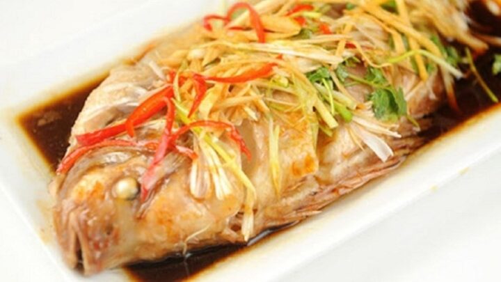Cá diêu hồng hấp xì dầu thơm lừng, thịt cá trắng ngần, rưới nước sốt đậm đà, minh họa cách nấu cá diêu hồng ngon