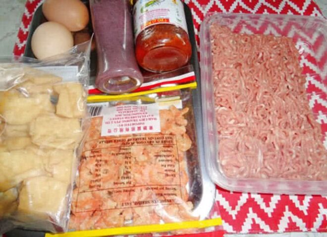 Các nguyên liệu tươi ngon chuẩn bị cho món canh bún đậm đà hương vị