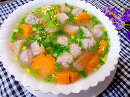 Bát canh củ cải đỏ nấu cùng khoai môn và thịt viên nóng hổi, thơm ngon, hấp dẫn