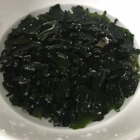 Rong biển ngâm trong nước để nở mềm