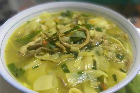 Tô canh rươi chua nấu măng thơm lừng, hấp dẫn