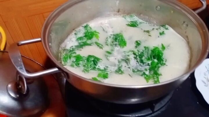 Mâm cơm với món canh cá diếc nấu ngải cứu và canh cá diếc nấu rau răm thơm ngon