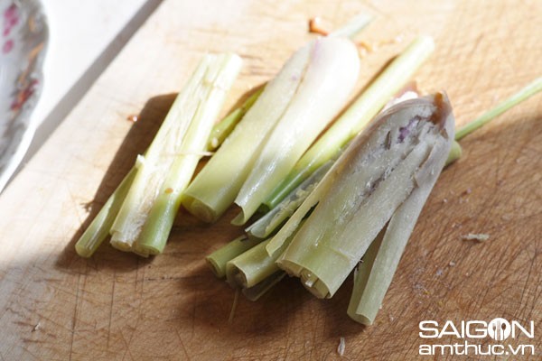 Các nguyên liệu tươi ngon để nấu cà ri gà bánh mì, bao gồm gà, sả, hành tây và khoai lang.