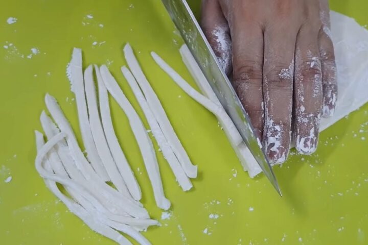 Cách nấu bánh canh ngọt: cắt bột thành từng sợi đều đẹp