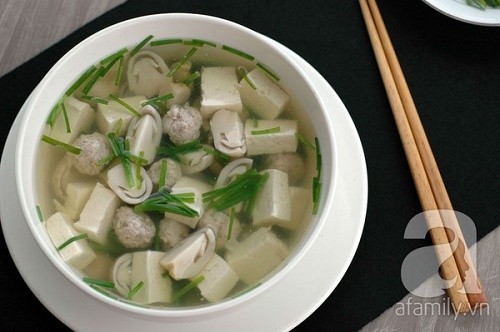 Tô canh hẹ đậu hũ nấm rơm thơm ngon, bổ dưỡng