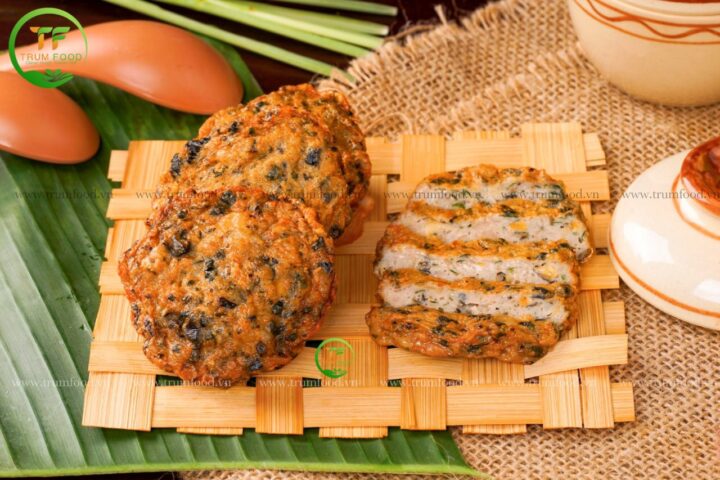 Miếng chả ốc vàng giòn sau khi chiên để nấu bún chả ốc