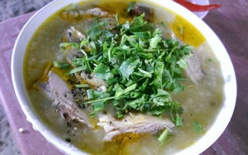 Bát cháo gà miền Bắc thơm ngon với thịt gà xé, hành lá và tía tô