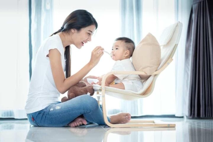Hạt sen tươi đã bóc vỏ, chuẩn bị nguyên liệu cách nấu cháo hạt sen cho bé