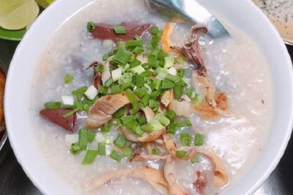Hình ảnh món cháo mực khô, một biến thể của cách nấu cháo mực tươi