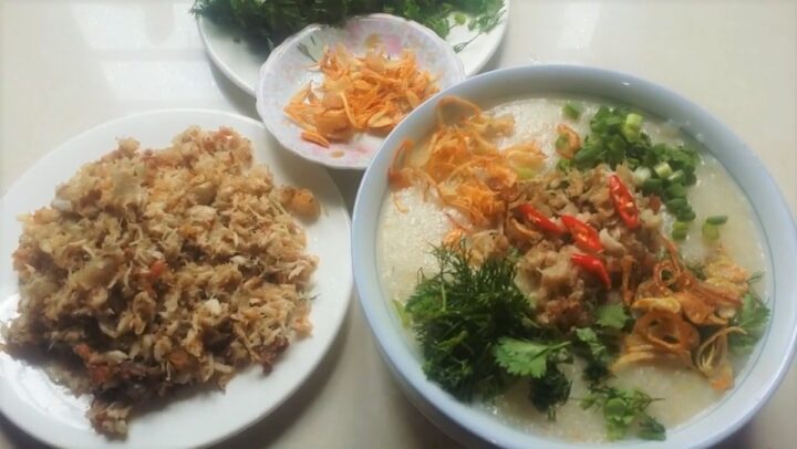 Tô cháo cá dinh dưỡng thơm ngon nóng hổi, trang trí đẹp mắt, là thành quả của cách nấu cháo cá dinh dưỡng chuẩn vị