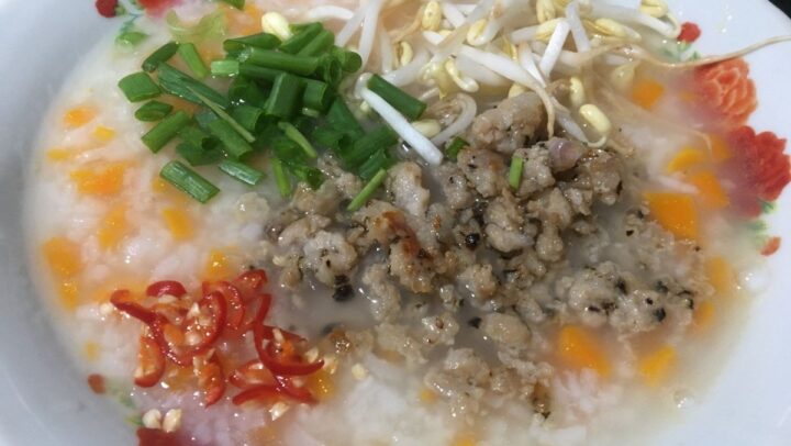 Cháo cà rốt thịt băm thơm ngon, nóng hổi