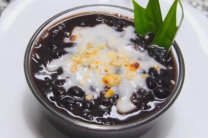 Chén chè đậu đen nước cốt dừa thơm béo, đậu nhừ tơi, giải nhiệt mùa hè.