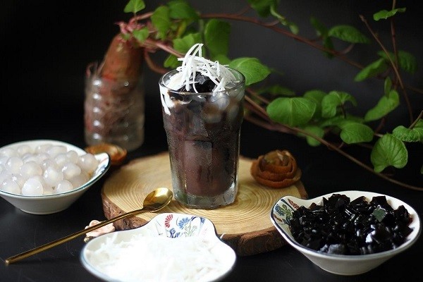 Chén chè đậu đen truyền thống thơm ngon, hạt đậu mềm bùi, sẵn sàng thưởng thức.