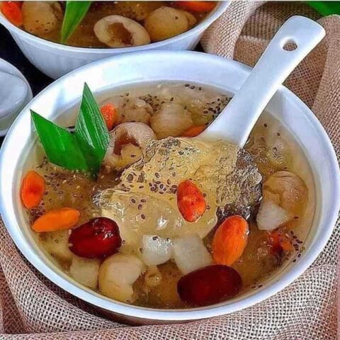 Một bát chè dưỡng nhan sắc thanh mát với các nguyên liệu thảo mộc bổ dưỡng