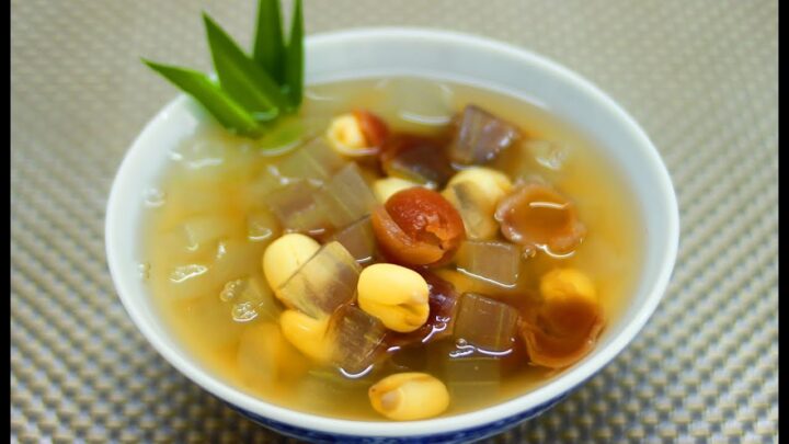Chè hạt sen tươi thành phẩm, nước chè trong vắt, hạt sen bở mềm hấp dẫn
